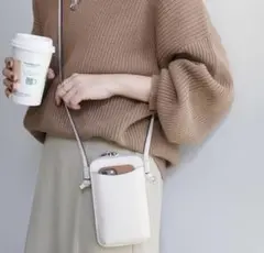美品 DISCOATスマホショルダーバッグ　アイボリー
