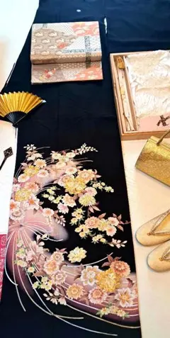 美品❇️豪華黒留袖　金銀彩刺繍　暈し染め　 比翼仕立て　５つ紋　フルセットのサムネイル