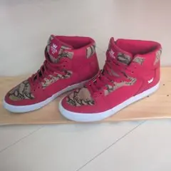 SUPRA ハイカットスニーカー レッド パイソン柄