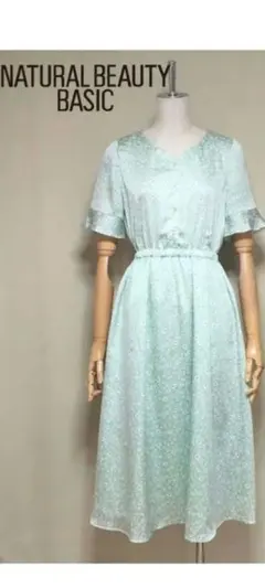 【美品】ナチュラルビューティーベーシック モノトーンフラワープリントワンピースМ