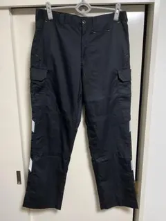 黒いカーゴパンツ 反射ストライプ付き