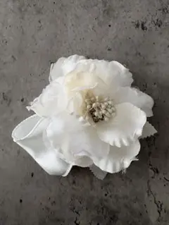 ホワイト花コサージュ サテンリボン付き