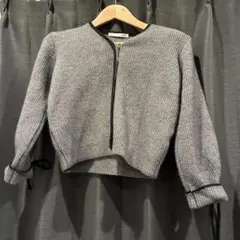 グレーのリブ編み長袖ニットカーディガン