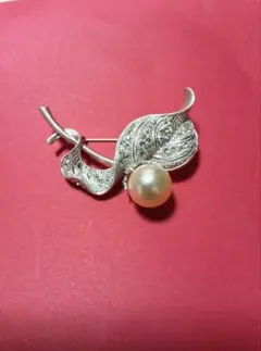 葉っぱのデザイン パール風 ブローチ