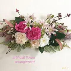 薔薇とツインスターリリーの壁掛け　お洒落でエレガントな横型フラワーアレンジ