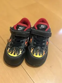 NIKE キッズ スニーカー ファイヤーパターン ブラックのサムネイル