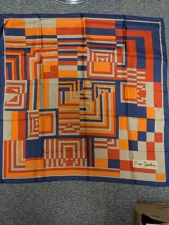 ピエールカルダン　大判　シルクスカーフ　７７㎝　幾何学的なデザイン