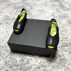 【未使用に近い】HaaT イッセイミヤケ 本革 Vibram 5 ウェッジ 黒緑のサムネイル