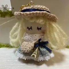 ドールチャーム　ハンドメイド　かんかん帽の小さな女の子　エッフェル塔のサムネイル