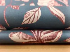 A496・綿100％・W幅・花柄・くすみブルー/赤茶系2m・プリント生地・薄地