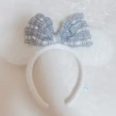 ミッキーマウス型のホワイトカチューシャ、チェック柄のリボン付き