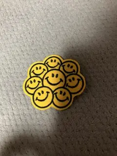 笑顔の顔9つ 花形ピンバッジ