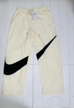 新品　ナイキ(NIKE)ビッグスウッシュ ウーブンパンツ　撥水加工　XLクリーム