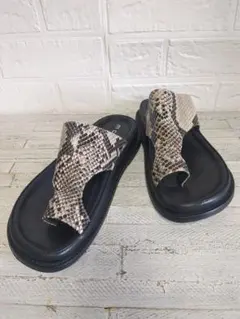 ★美品★MOHI パイソンボリュームソールトング　サンダル 24.5のサムネイル