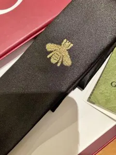 希少】GUCCI BTSグク着用 GOLD蜂刺繍 ブラックスリムシルクネクタイ 