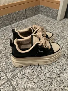 プラットフォームスニーカー 黒とベージュ