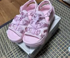 NIKE ウィメンズ エアマックス ココ サンダル ピンクのサムネイル