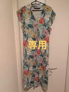 ZARA BASIC ボタニカル花柄ワンピースのサムネイル