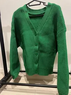 ノッチ　緑のVネックカーディガン