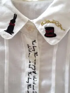【美品】ESTACOT エスタコット 不思議の国のアリス 刺繍ピンタックブラウスのサムネイル