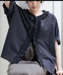 新品未使用★studio CLIP コットンフリルハーフワイドスリーブブラウスのサムネイル