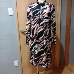 波模様 長袖ひざ丈ワンピース