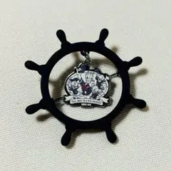 新品　ディズニー ドナルド　舵輪型　バッジ　ブローチ