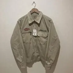 新品・タグ付きAVIREX ワークジャケット M ベージュ 刺繍ロゴジップアップのサムネイル