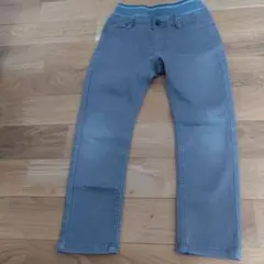 グレーの長ズボン ストライプウエストバンド