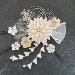 つまみ細工　髪飾り　✴︎四季✴︎白ベージュ　成人式卒業式　No.489