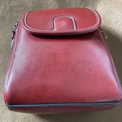 赤いフラップ付きショルダーバッグ