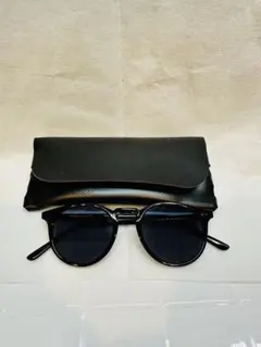 ラウンドサングラス 黒 ケース付き