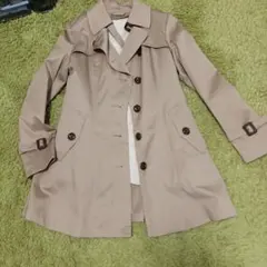 ベージュ トレンチコートoutlast バックル付き