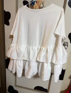 フリル付きホワイトTシャツ 半袖 ペプラムトップス