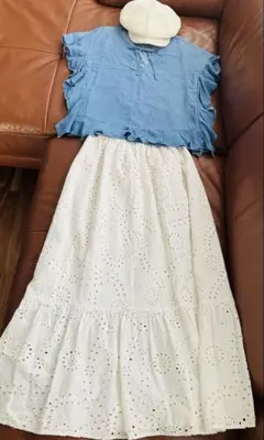 GAPデニムフリルトップスとGU刺繍スカートセット