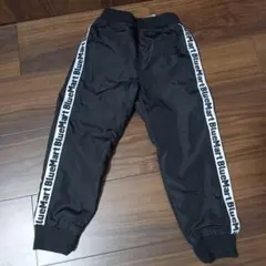 ロゴ入り黒ナイロンパンツ