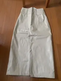 ベージュ 合成皮革 タイトスカート