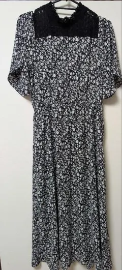 フリル付きレース襟の花柄マキシドレス