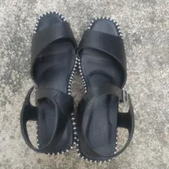 黒いストラップサンダル 高ヒール