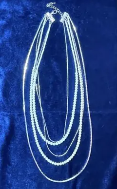 パールと金属の多層式5連ネックレス