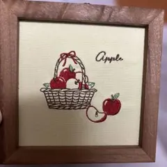 salut! / 刺繍パネル（ りんご ）