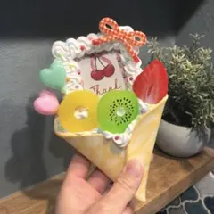 【ハンドメイド】ホイップデコ　硬質トレカケース　フルーツクレープ（B8）