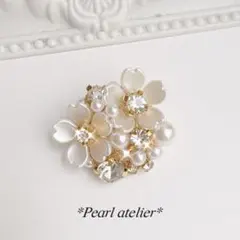 白花＊パール＆ビジューブローチ✨　セレモニー　卒業式　入学式　桜モチーフ