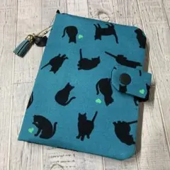 マルチカードケース（お薬手帳・保険証・通帳等）黒猫柄グリーン系（チャーム付き）