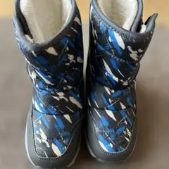 子ども用スノーブーツ 青と白のパターン