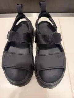 本日限定✨UGG GOLDENGLOW 厚底サンダル ブラック スポサン23cm - メルカリ