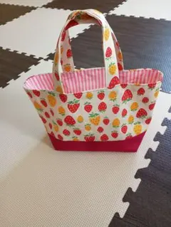 ハンドメイド　　　　　　苺柄が可愛い　　　　　　トートバッグ