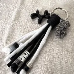 推し活 キーホルダー 黒 白 じゃらじゃら モノトーン クール