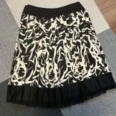 膝丈プリーツスカート