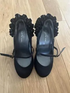 フリル付きブラックハイヒール　お呼ばれ　パーティ